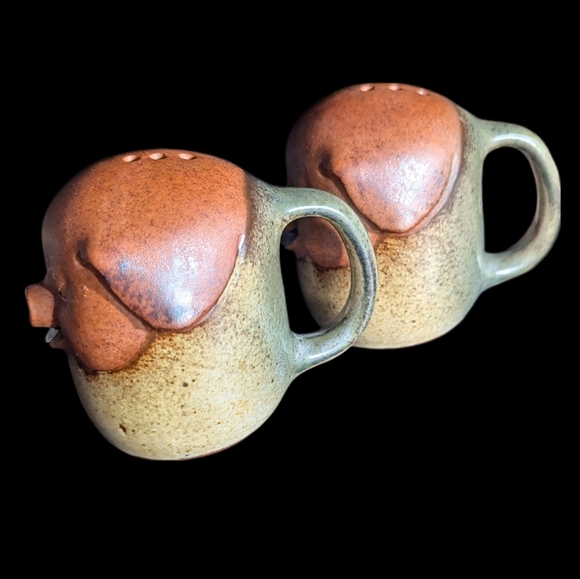 SOLD Vintage Mid Century Modern Happy Pig Shaped Salt and Pepper Shakers - Picture 7 of 9